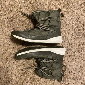 ALDO snow boots size 8